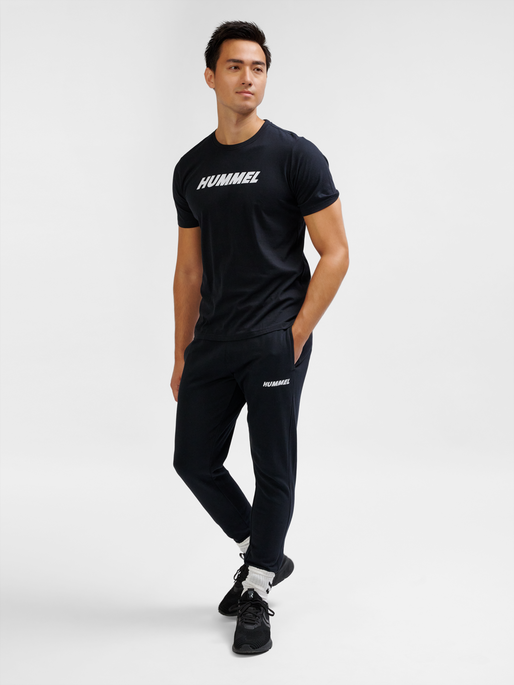 hmlELEMENTAL LOGO COTTON TEE, BLACK, model