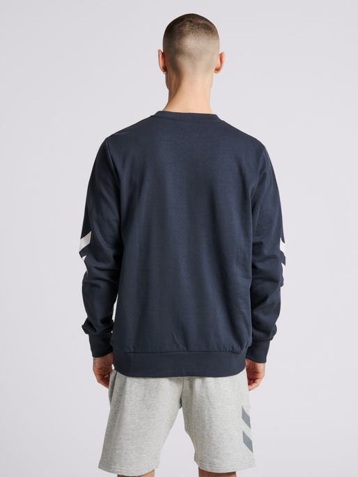hmlLEGACY SWEATSHIRT, BLUE NIGHTS, model