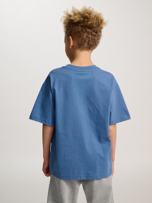 hmlJR LOOSE T-SHIRT S/S BEE, DUTCH BLUE, model