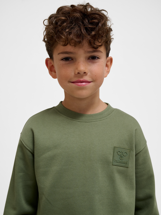 hmlCLEAN SWEATSHIRT, OLIVINE, model