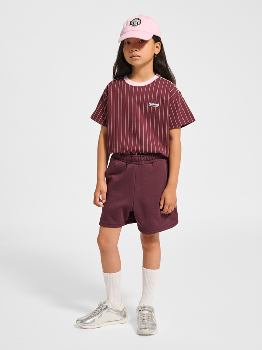 hmlJR LOOSE UNI SHORTS, VINEYARD WINE, model