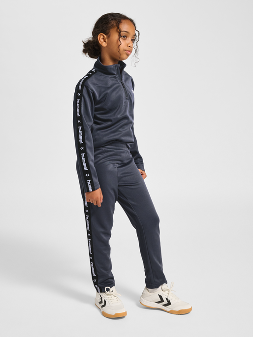 hmlJR GOAL TAPE PANTS, EBONY, model