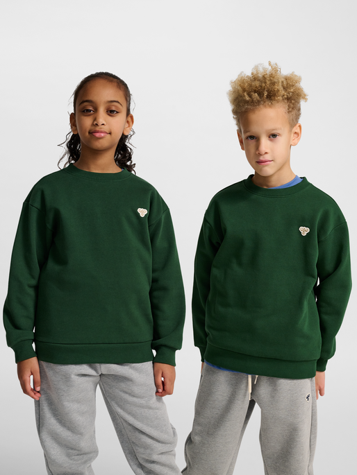 hmlJR LOOSE CREWNECK BEE, DARK GREEN, model