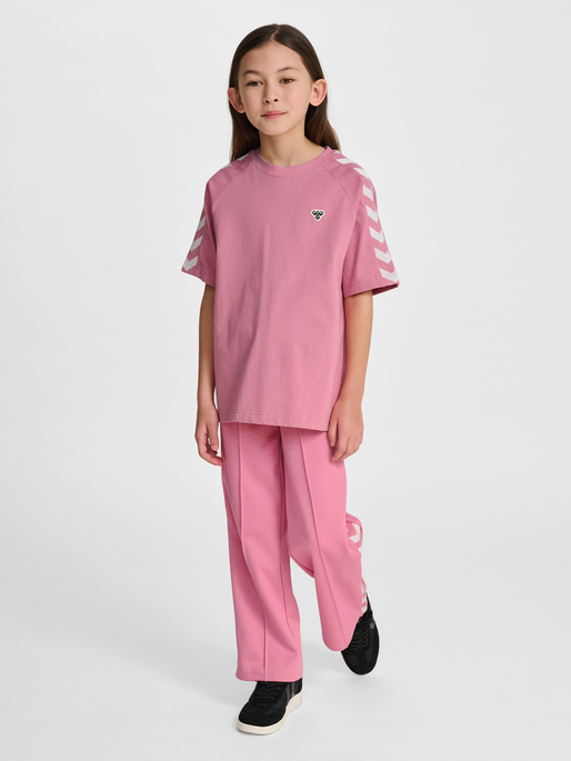 hmlJR ARCHIVE LOOSE T-SHIRT S/S, POLIGNAC, model