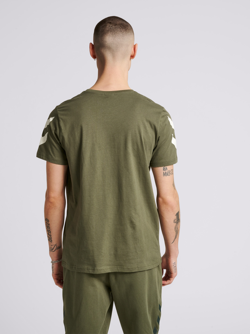 hmlLEGACY CHEVRON T-SHIRT, BEETLE, model