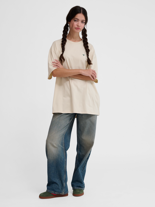hmlLOOSE T-SHIRT BEE S/S, FOG, model