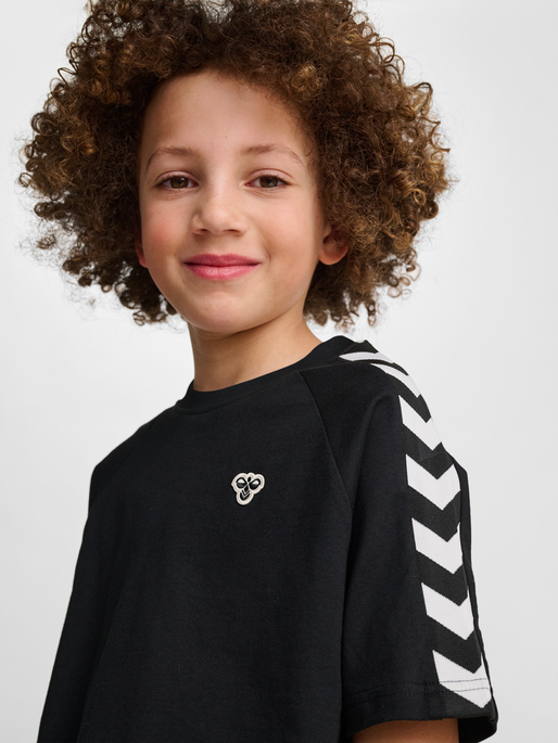 hmlJR ARCHIVE LOOSE T-SHIRT S/S, BLACK, model