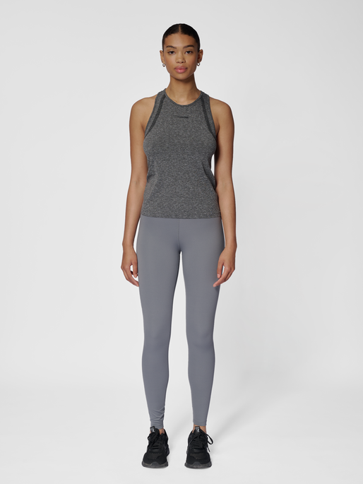 hmlMT HYPER SEAMLESS TANKTOP, BLACK MELANGE, model