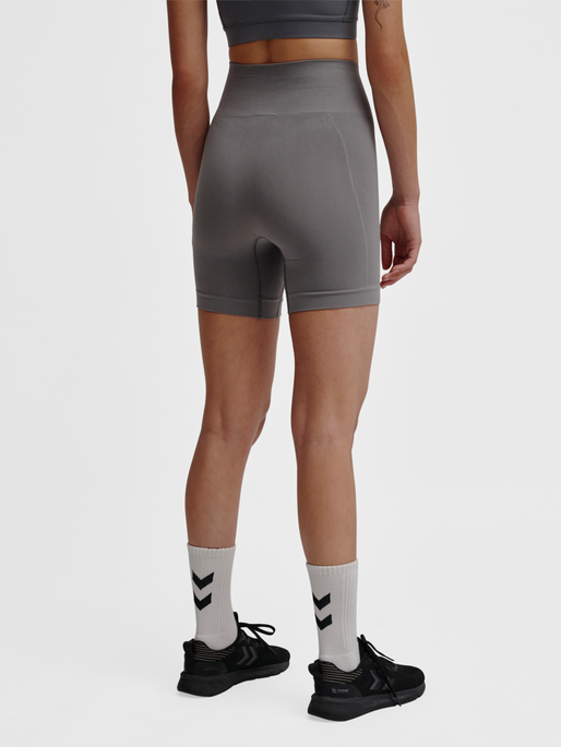 hmlTIF SEAMLESS SHORTS, QUIET SHADE, model