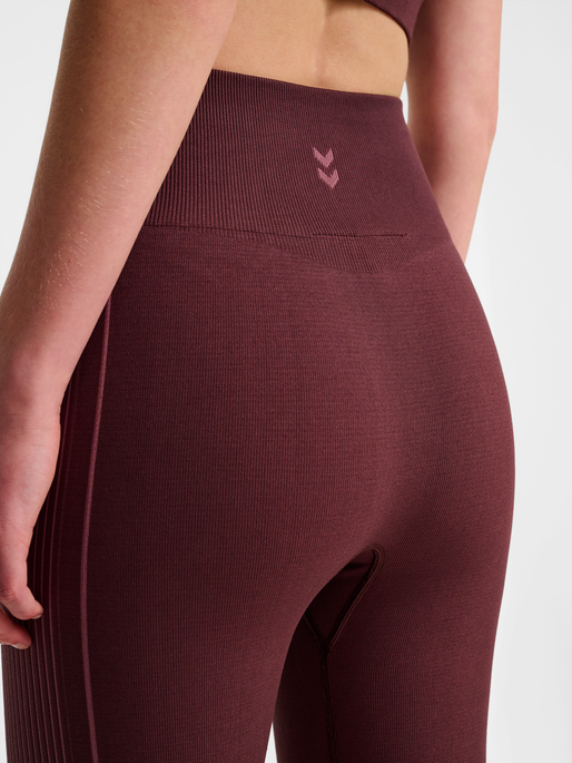 hmlYOGA SEAMLESS HW TIGHTS, FUDGE, model