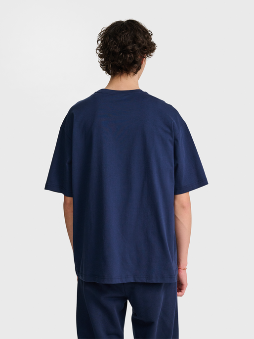 hmlLOOSE T-SHIRT BEE S/S, DRESS BLUES, model