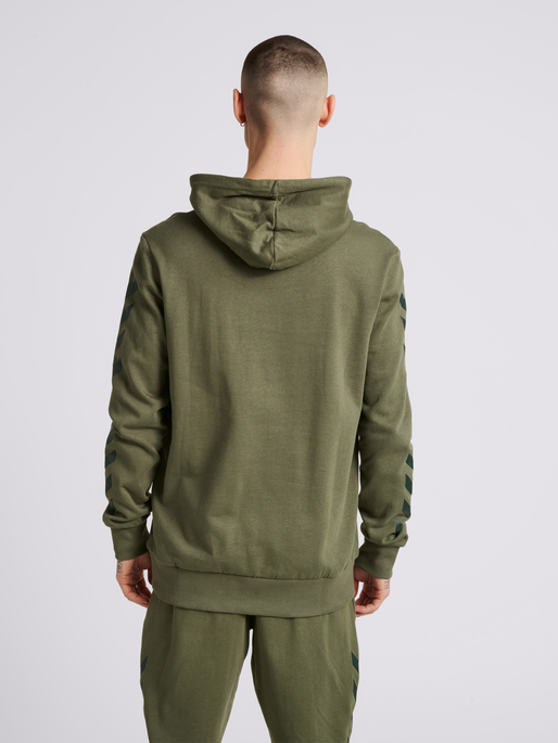 hmlLEGACY HOODIE, BEETLE, model