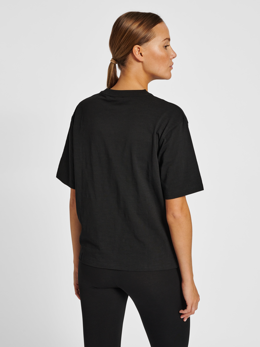 hmlLGC TAMMY T-SHIRT, BLACK, model