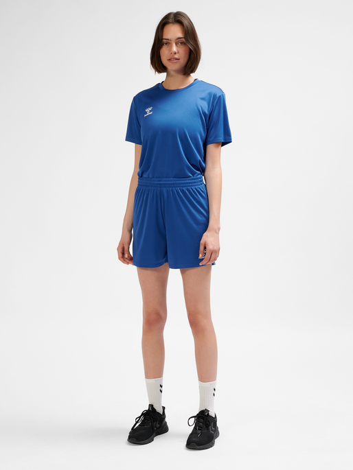 hmlESSENTIAL SHORTS WOMAN, TRUE BLUE, model