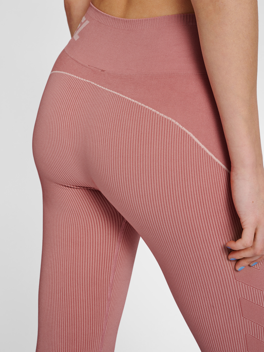 hmlTE CHRISTEL SEAMLESS MW TIGHTS, WITHERED ROSE/ROSE TAN MELANGE, model