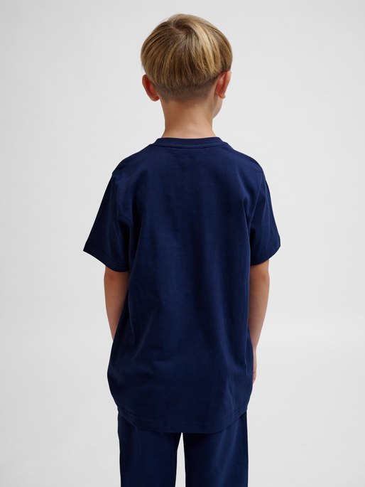 hmlTUKAS T-SHIRT S/S, BLACK IRIS 2, model