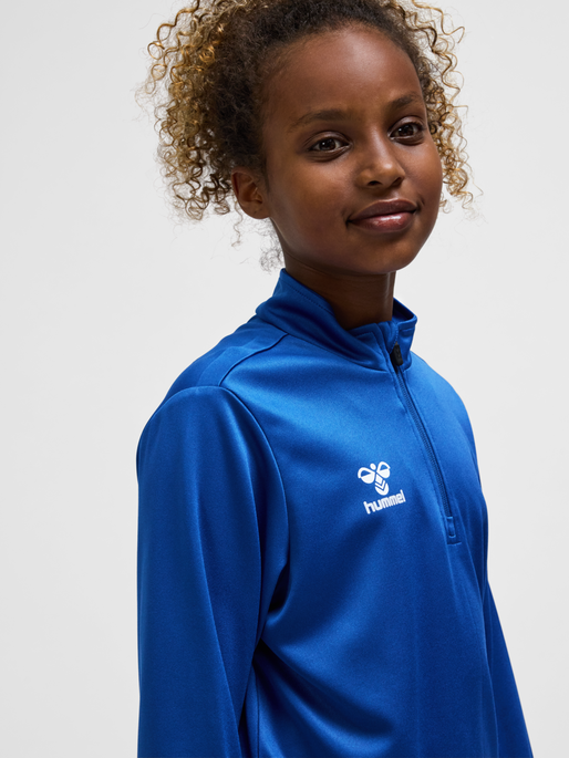 hmlESSENTIAL HALF-ZIP KIDS, TRUE BLUE, model