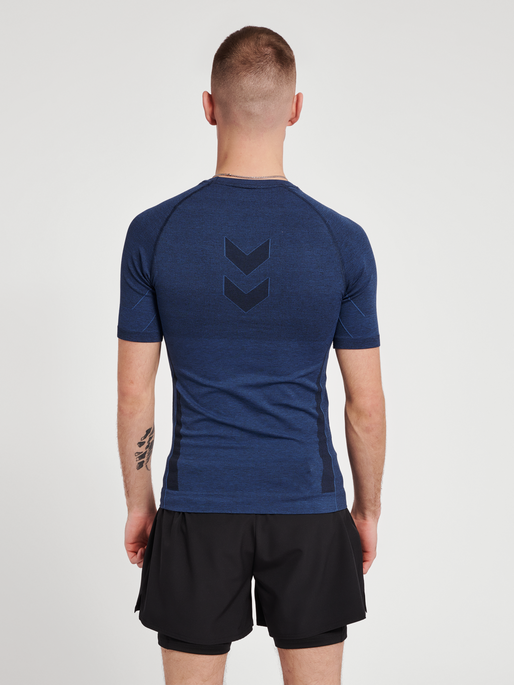hmlTE MIKE SEAMLESS T-SHIRT, INSIGNIA BLUE/BLACK MELANGE, model