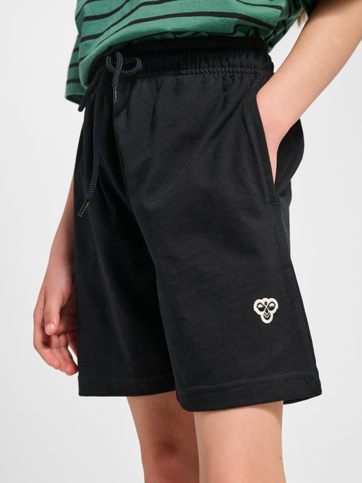 hmlJR LOOSE BASE SHORTS BEE, BLACK, model