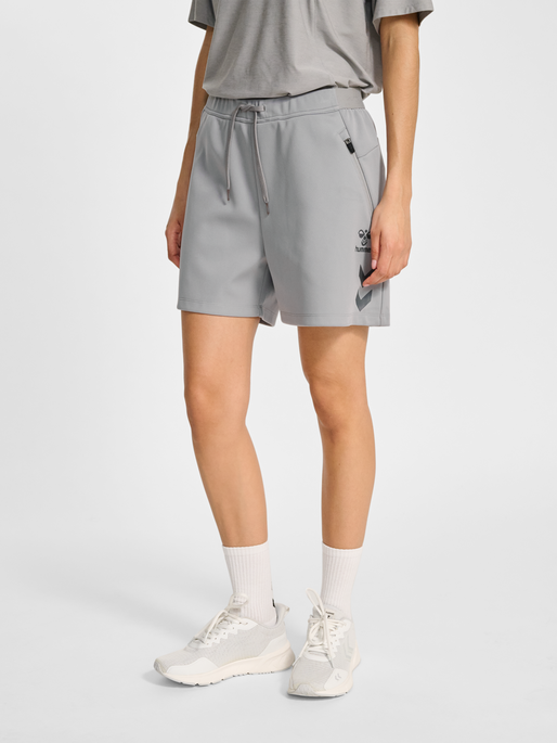 hmlCIMA 2.0 SHORTS WOMAN, ALLOY, model