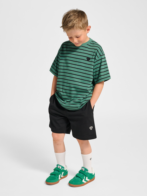 hmlJR LOOSE BASE SHORTS BEE, BLACK, model