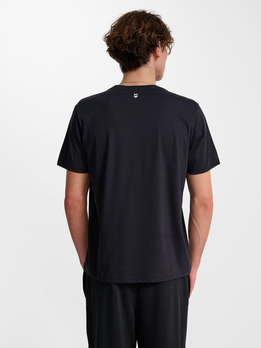 hmlPULSE GRAPHIC T-SHIRT S/S, BLACK/WHITE, model