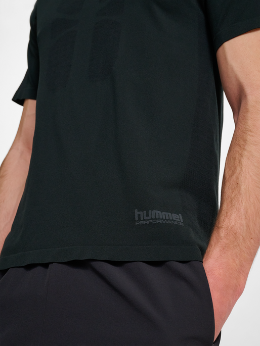 hmlHIIT SEAMLESS T-SHIRT S/S, BLACK, model