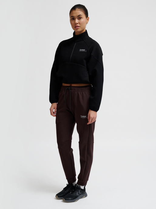 hmlTECH FLEECE REGULAR PANTS, CHOCOLATE PLUM, model