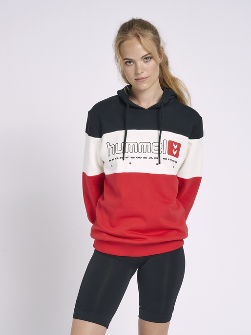 hmlLGC MUSA HOODIE, TRUE RED, model