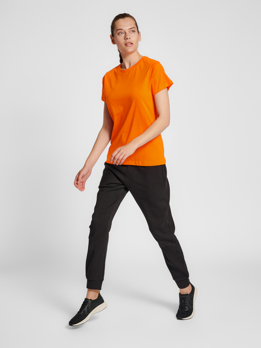 hmlRED BASIC T-SHIRT S/S WOMAN, ORANGE TIGER, model