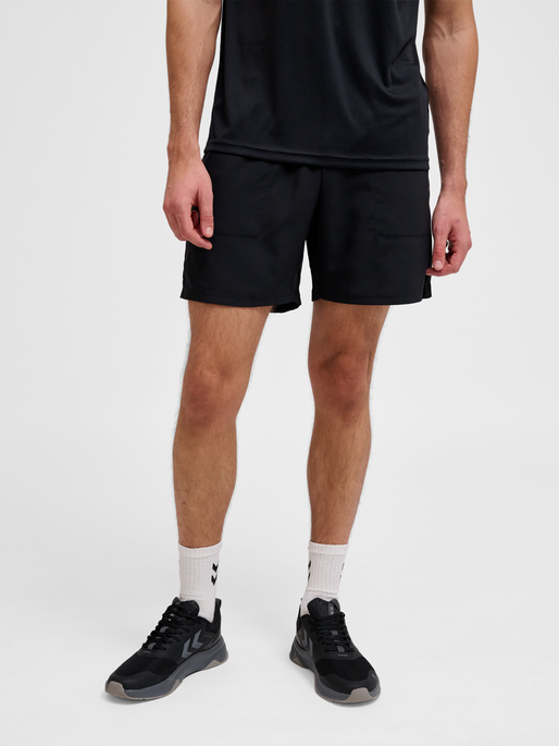 hmlPULSE WORKOUT SHORTS, BLACK, model