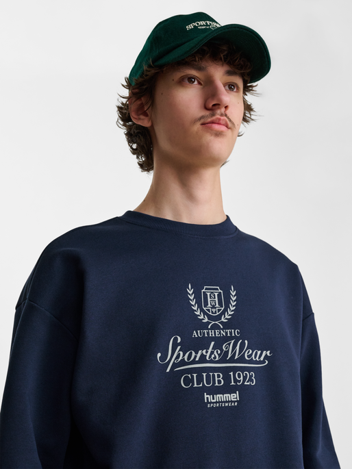 hmlLOOSE CREWNECK CLUB SPORTSWEAR, DRESS BLUES, model