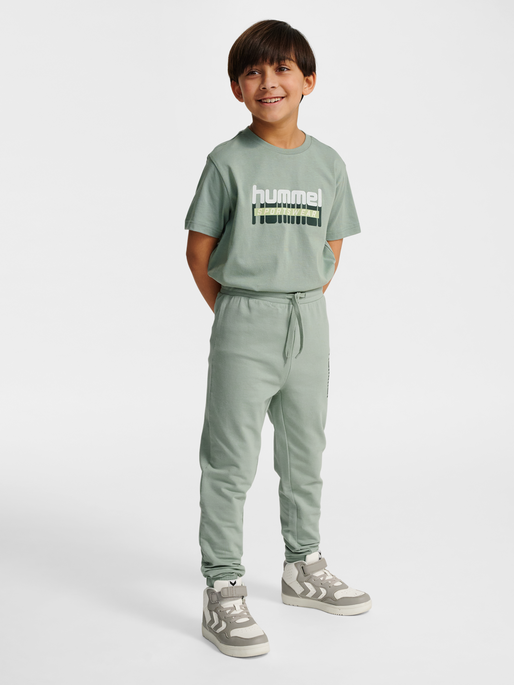 hmlTUKAS PANTS, ICEBERG GREEN, model