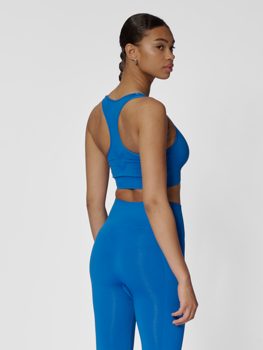 hmlTIF SEAMLESS SPORTS TOP, OLYMPIAN BLUE, model