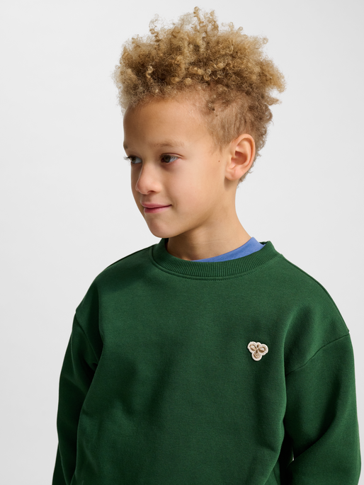 hmlJR LOOSE CREWNECK BEE, DARK GREEN, model