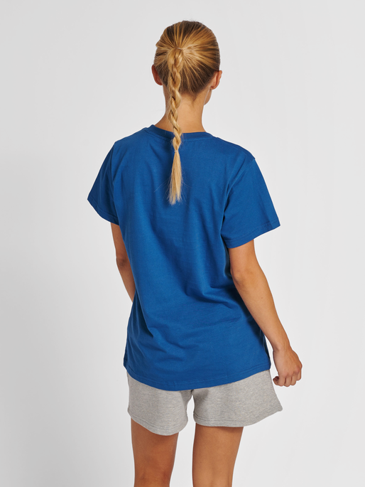 hmlRED HEAVY T-SHIRT S/S WOMAN, TRUE BLUE, model