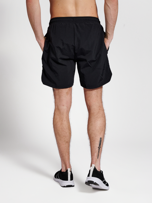 hmlLGC TRAVIS WOVEN SHORTS, BLACK, model