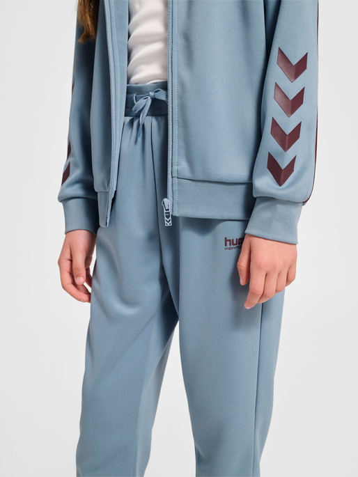 hmlJR TRACKSUIT, FADED DENIM/VINEYARD WINE, model