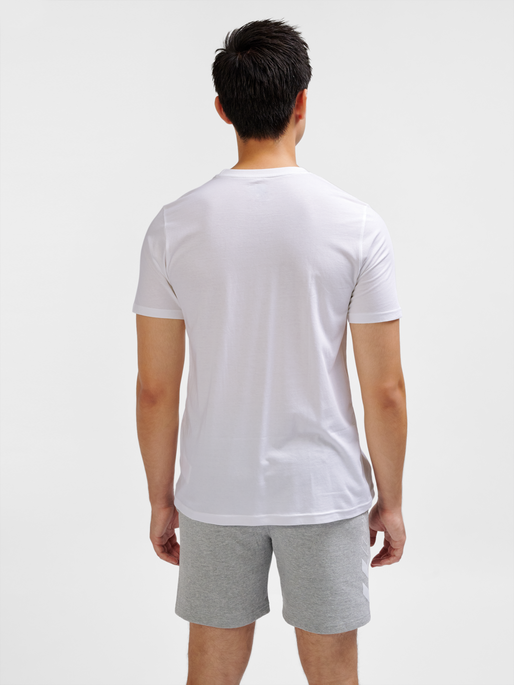 hmlELEMENTAL LOGO COTTON TEE, WHITE, model