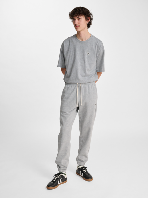 hmlLOOSE SWEATPANT BEE, GREY MELANGE, model