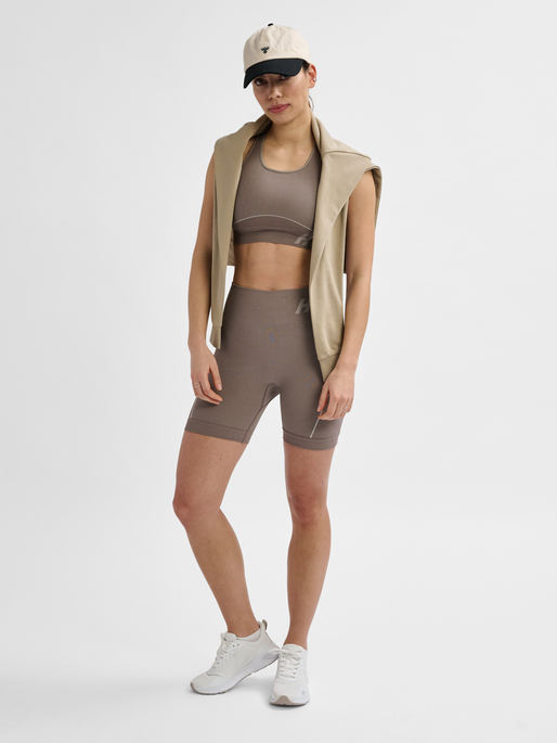hmlTE CHRISTEL SEAMLESS SPORTS TOP, CHATEAU GRAY/DRIFTWOOD MELANGE, model