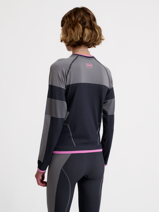 hmlSEAMLESS TEE LS, OBSIDIAN, model