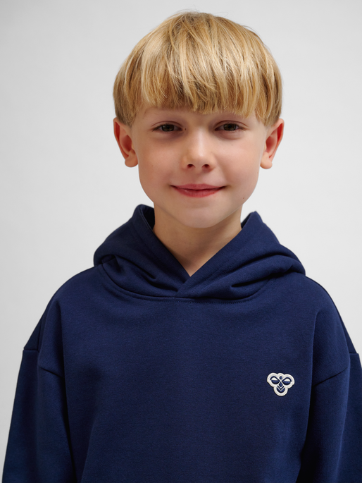 hmlJR LOOSE HOODIE BEE, DRESS BLUES, model