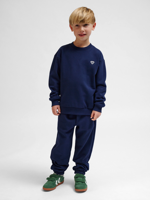 hmlJR LOOSE CREWNECK BEE, DRESS BLUES, model