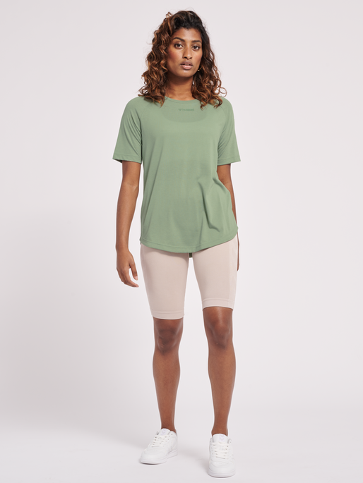 hmlMT VANJA T-SHIRT, LILY PAD, model