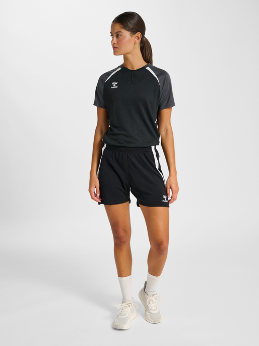 hmlLEAD 2.0 SHORTS WOMAN, BLACK, model