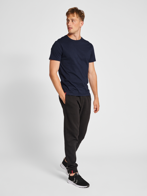 hmlRED BASIC T-SHIRT S/S, MARINE, model
