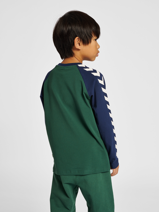 hmlBOYS T-SHIRT L/S, PINENEEDLE, model