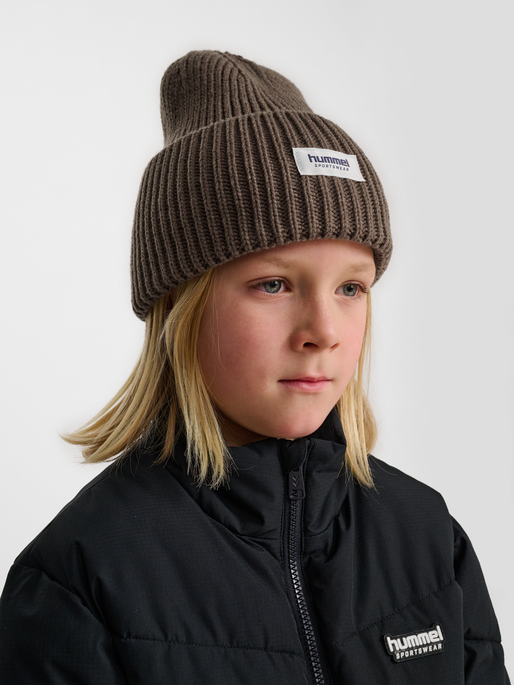 hmlJR HEAVY RIB KNIT BEANIE, PEPPERCORN, model
