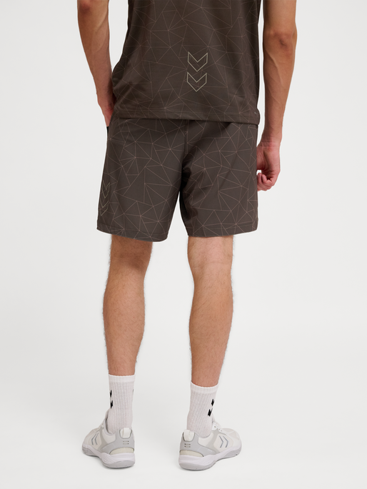 hmlCOURT AOP POCKET SHORTS, TURKISH COFFEE, model